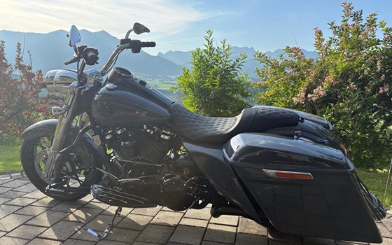 Gebrauchtmotorrad Harley-Davidson Road King Classic FLHRC - Bild 2