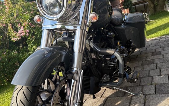 Gebrauchtmotorrad Harley-Davidson Road King Classic FLHRC - Bild 4