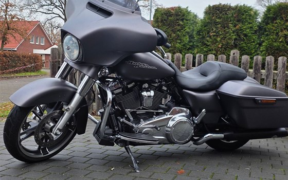 Gebrauchtmotorrad Harley-Davidson Street Glide FLHX - Bild 1