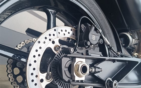 Gebrauchtmotorrad Husqvarna Svartpilen 801 - Bild 11