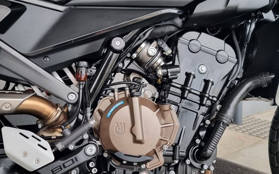 Gebrauchtmotorrad Husqvarna Svartpilen 801 - Bild 8