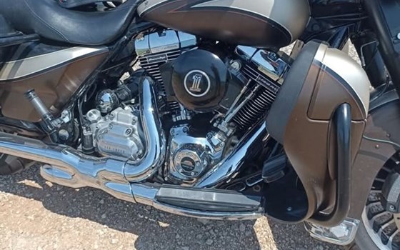 Gebrauchtmotorrad Harley-Davidson CVO Street Glide FLHXSE - Bild 3