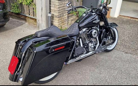 Gebrauchtmotorrad Harley-Davidson Road King Classic FLHRC - Bild 2