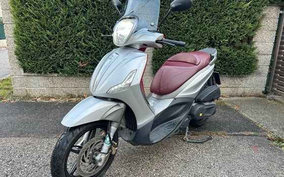 Gebrauchtmotorrad Piaggio Beverly 350ie Sport Touring - Bild 6