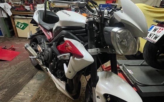 Gebrauchtmotorrad Triumph Street Triple - Bild 3