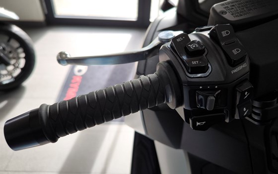 Gebrauchtmotorrad Kymco AK 575i ABS Premium - Bild 11