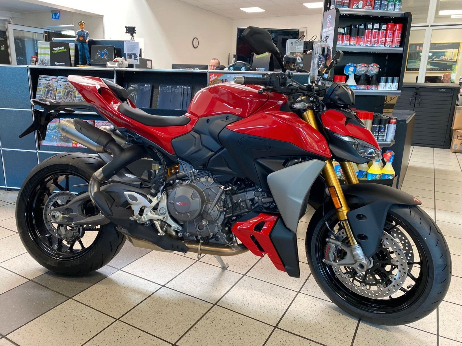 Ducati Streetfighter V2 S