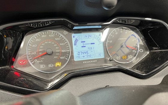 Gebrauchtmotorrad Peugeot Metropolis 400 - Bild 7