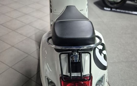 Gebrauchtmotorrad Vespa GTS 300 - Bild 4