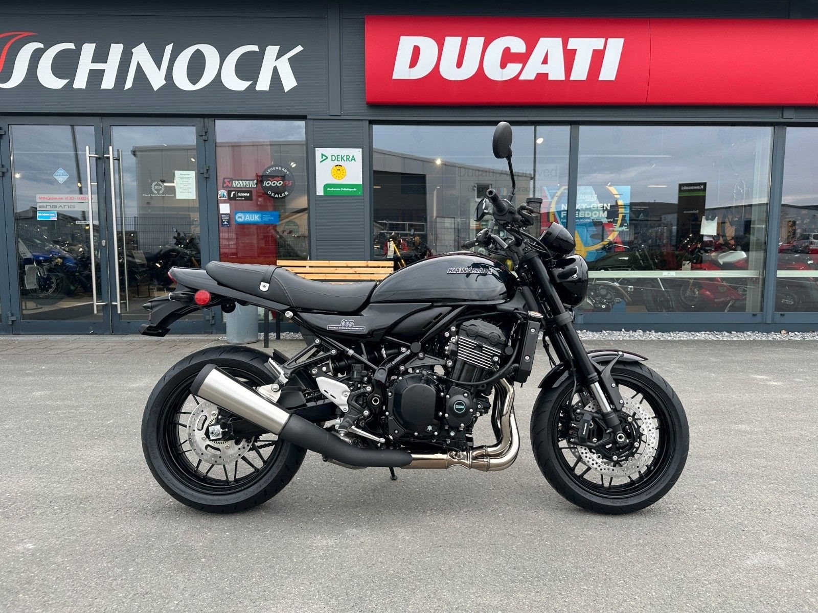 Kawasaki Z900 RS Black Ball Edition