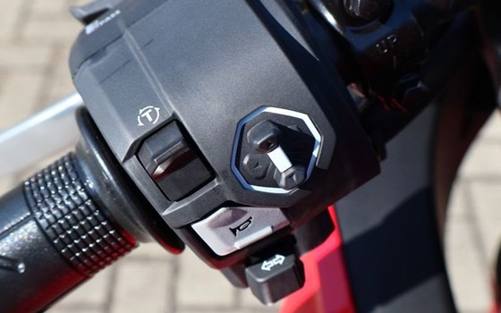 Gebrauchtmotorrad Honda CBR650R E-Clutch - Bild 8