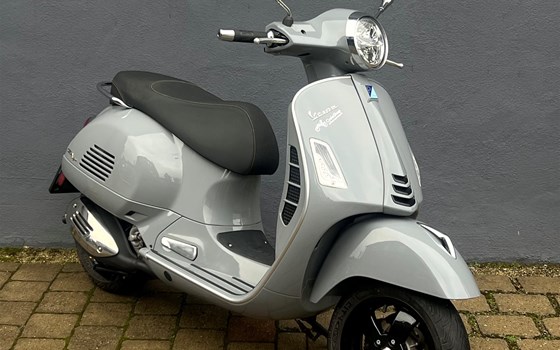 Gebrauchtmotorrad Vespa GTS 300 Super Tech - Bild 2