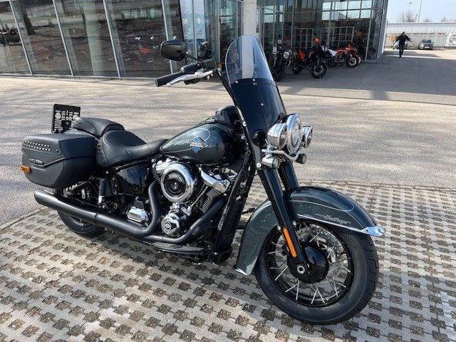 Harley-Davidson Softail Heritage Classic FLHC (Iron Horse Metallic) - Bild 2