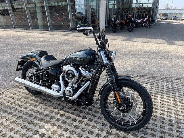 Harley-Davidson Softail Street Bob FXBB (Iron Horse Metallic) - Bild 3