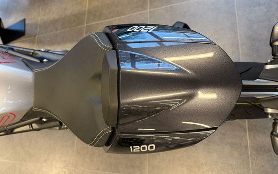 Gebrauchtmotorrad Triumph Speed Triple 1200 RS - Bild 12