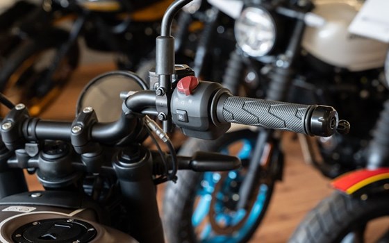 Neufahrzeug Royal Enfield Guerrilla 450 - Bild 17