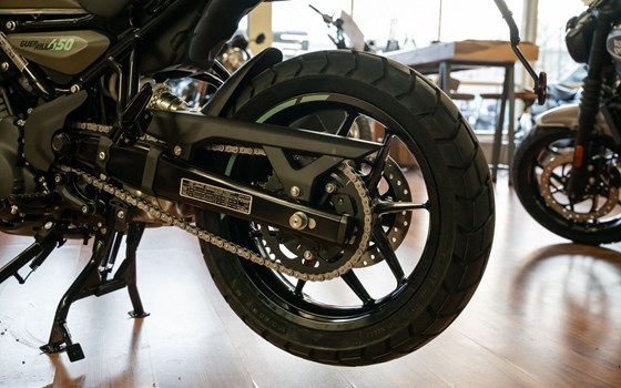 Neufahrzeug Royal Enfield Guerrilla 450 - Bild 15