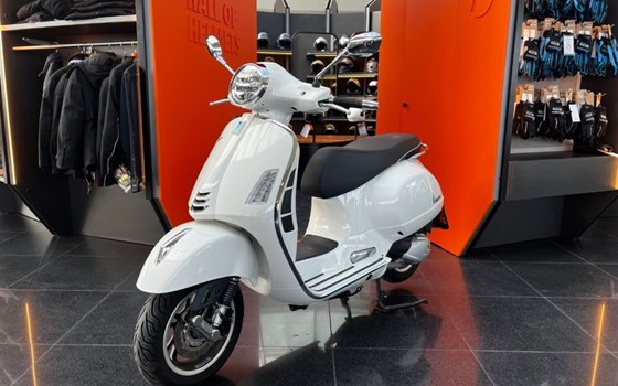 Gebrauchtmotorrad Vespa GTS 300 hpe - Bild 1