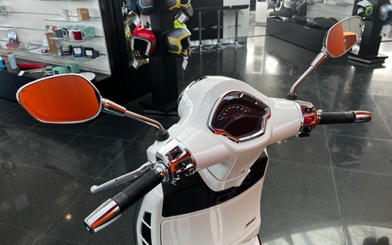 Gebrauchtmotorrad Vespa GTS 300 hpe - Bild 2