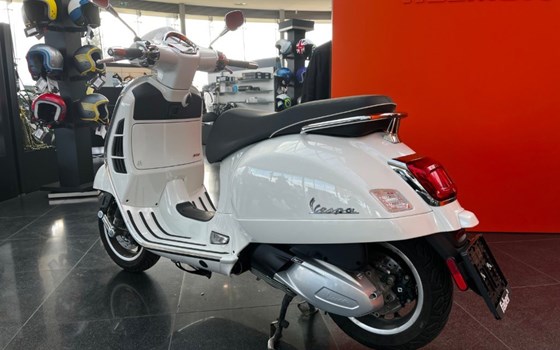 Gebrauchtmotorrad Vespa GTS 300 hpe - Bild 3