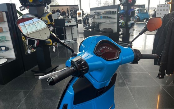 Gebrauchtmotorrad Vespa GTS 125 - Bild 2