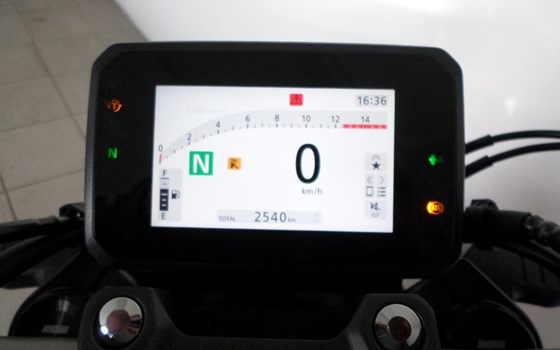 Gebrauchtmotorrad Honda CB650R E-Clutch - Bild 7