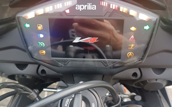 Gebrauchtmotorrad Aprilia Tuono V4 1100 RR - Bild 6