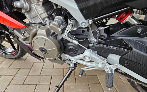 Gebrauchtmotorrad Aprilia Tuono 457 - Bild 12