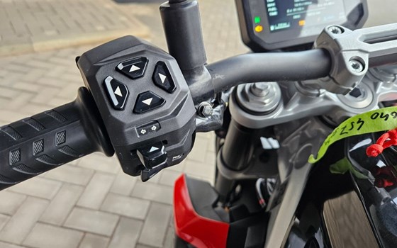 Gebrauchtmotorrad Aprilia Tuono 457 - Bild 7