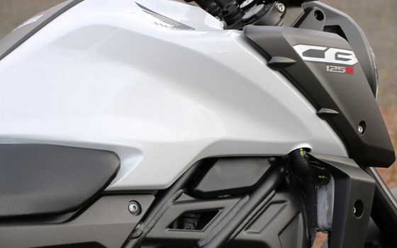 Gebrauchtmotorrad Honda CB125R - Bild 5