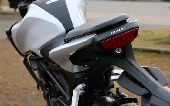 Gebrauchtmotorrad Honda CB125R - Bild 7