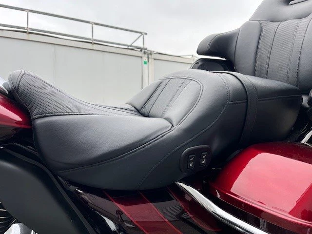 Harley-Davidson CVO Road Glide Ultra FLTRUSE (Burgundy Blaze & Typhoon Maroon) - Bild 10