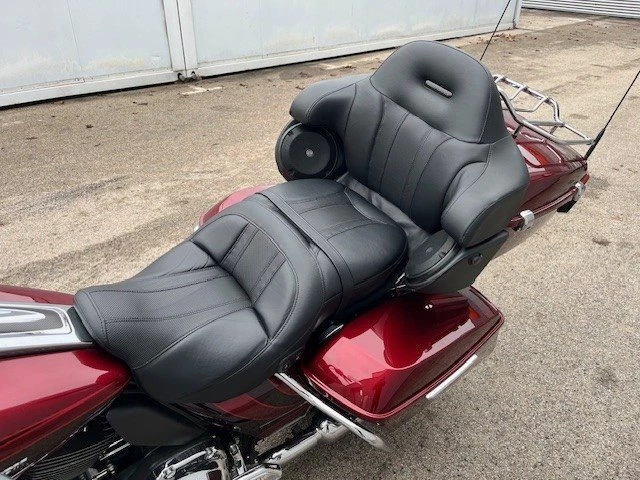 Harley-Davidson CVO Road Glide Ultra FLTRUSE (Burgundy Blaze & Typhoon Maroon) - Bild 12