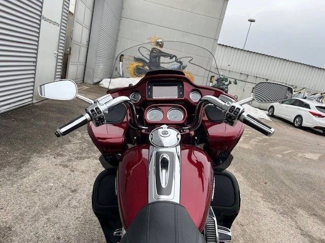 Harley-Davidson CVO Road Glide Ultra FLTRUSE (Burgundy Blaze & Typhoon Maroon) - Bild 13