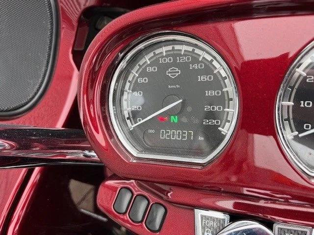 Harley-Davidson CVO Road Glide Ultra FLTRUSE (Burgundy Blaze & Typhoon Maroon) - Bild 16