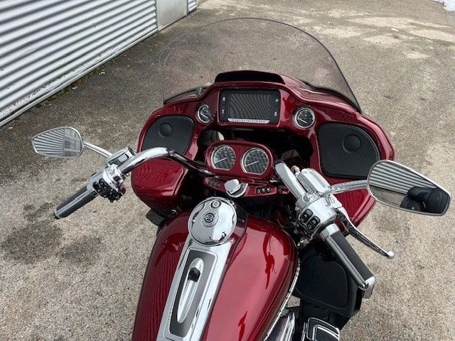 Harley-Davidson CVO Road Glide Ultra FLTRUSE (Burgundy Blaze & Typhoon Maroon) - Bild 5