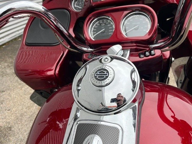 Harley-Davidson CVO Road Glide Ultra FLTRUSE (Burgundy Blaze & Typhoon Maroon) - Bild 6