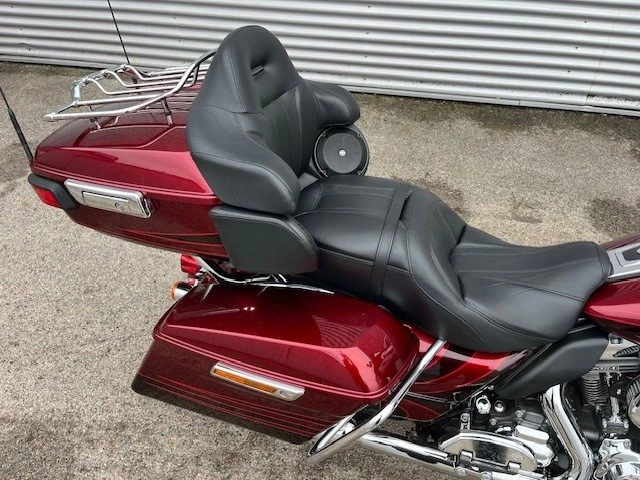 Harley-Davidson CVO Road Glide Ultra FLTRUSE (Burgundy Blaze & Typhoon Maroon) - Bild 7