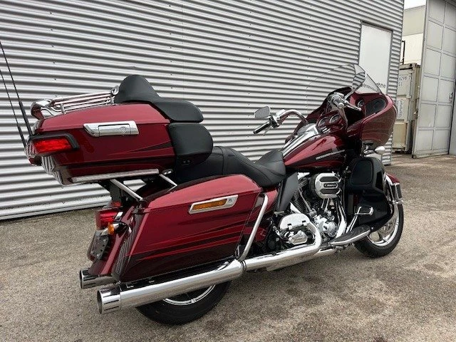 Harley-Davidson CVO Road Glide Ultra FLTRUSE (Burgundy Blaze & Typhoon Maroon) - Bild 8