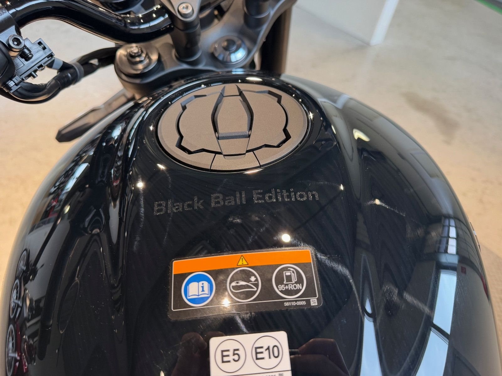 Kawasaki Z900 RS Black Ball Edition