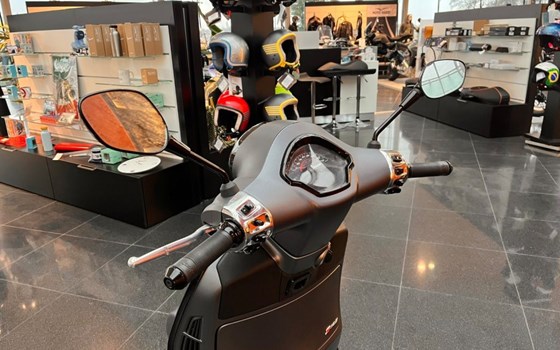 Gebrauchtmotorrad Vespa GTS 125 Super Sport - Bild 2
