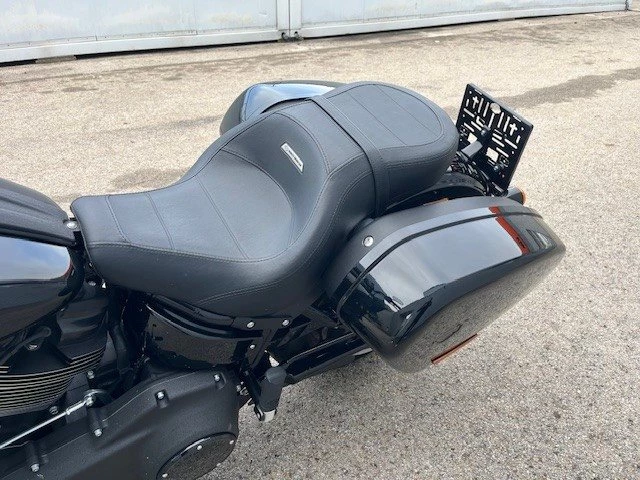 Harley-Davidson Softail Low Rider ST (Vivid Black) - Bild 12