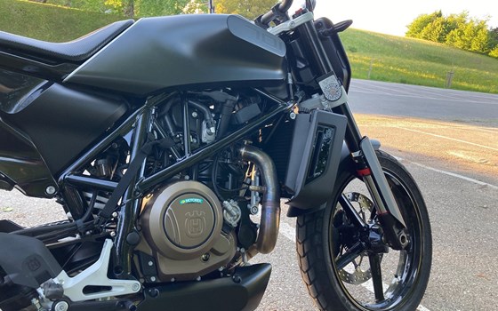 Gebrauchtmotorrad Husqvarna Svartpilen 701 - Bild 2