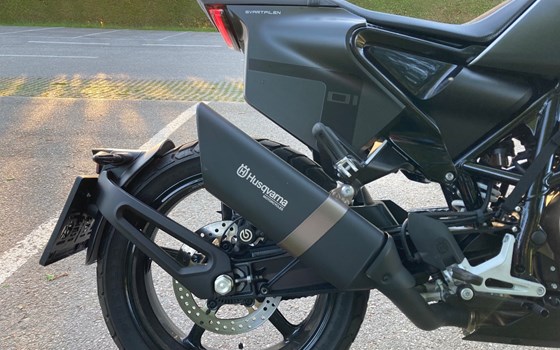 Gebrauchtmotorrad Husqvarna Svartpilen 701 - Bild 4