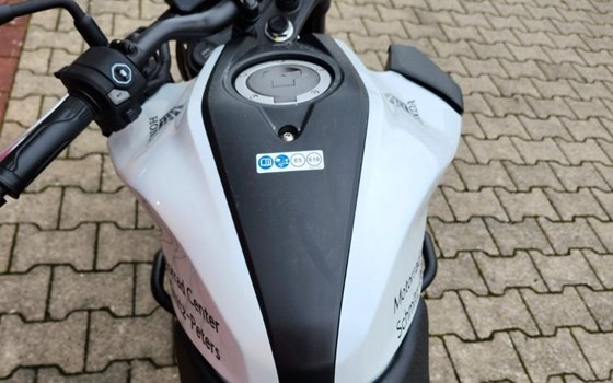 Gebrauchtmotorrad Honda CB125R - Bild 3