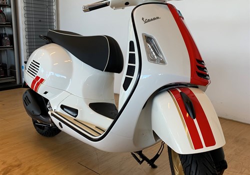Vespa GTS 300 Super Racing Sixties