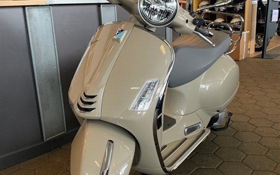 Gebrauchtmotorrad Vespa GTS 300 - Bild 1