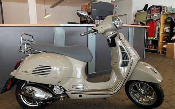 Gebrauchtmotorrad Vespa GTS 300 - Bild 4