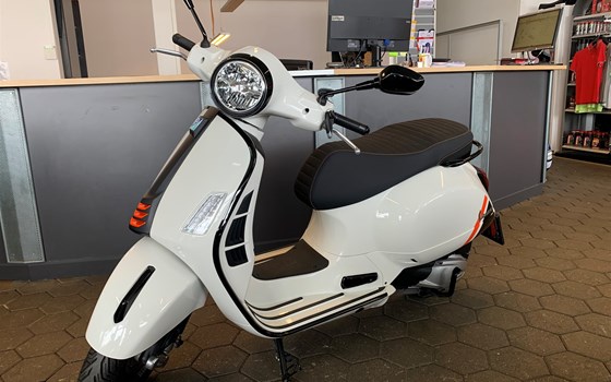 Gebrauchtmotorrad Vespa GTS 300 Super Sport - Bild 3