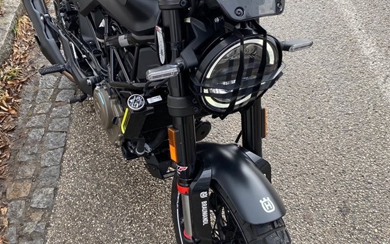 Gebrauchtmotorrad Husqvarna Svartpilen 401 - Bild 7